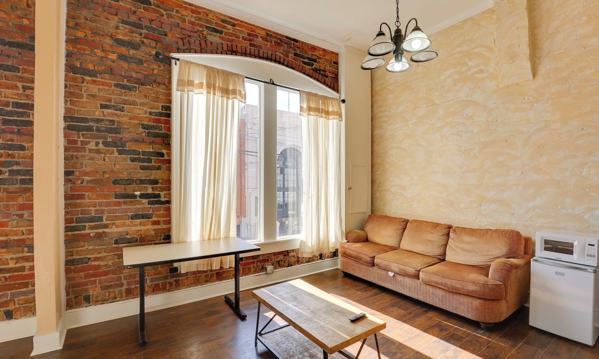 Marshall Apartment | Pet-Friendly Studio in Historic Dtwn Marshall!