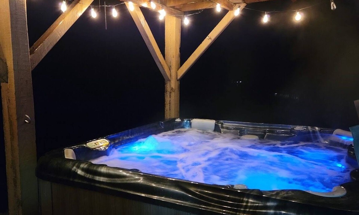 Blowing Rock Cabin | Pine Creek Cabin - Quaint cabin in the heart of Blowing Rock with a hot tub! Ample privacy!