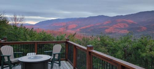 Pittman Center House | Pinnacle View Lodge by Stony Brook Cabins