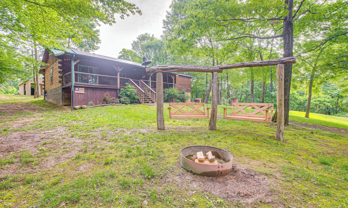 White Cottage Cabin | Pond & Fire Pit: Charming Log Cabin near Blue Rock