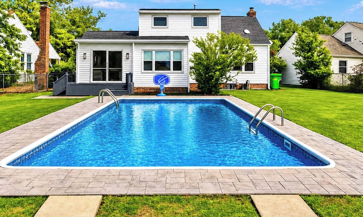 Euclid House | Pool - Hot Tub - Sleeps 10 - Near Cleveland