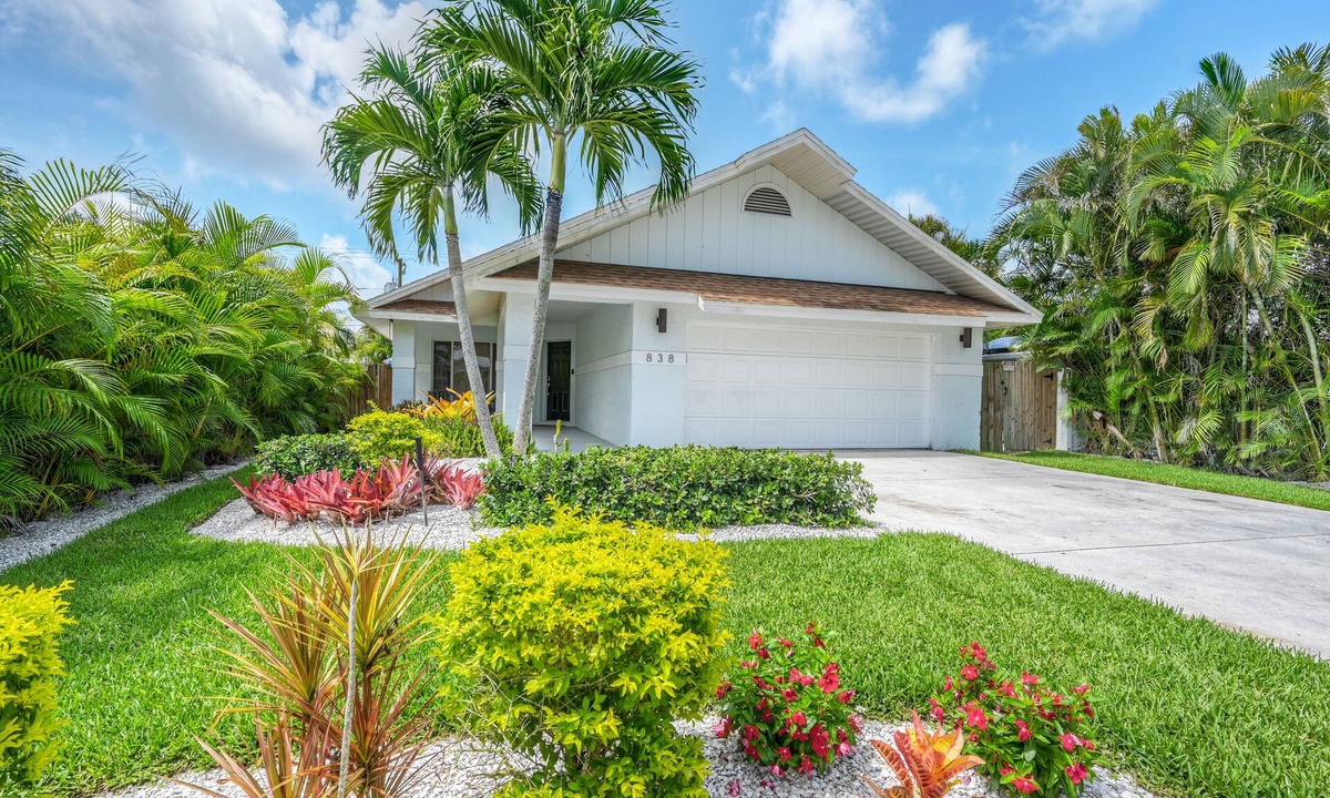 Naples Park House | Pool/Spa Home biking distance to the beach!