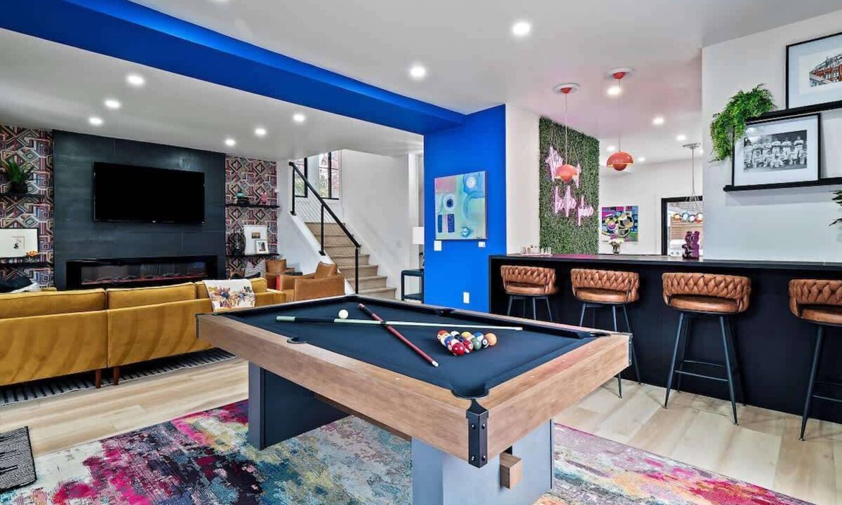 Highland Square House | PoolTable-Hot Tub-FirePit-Games-Bunk Slide-Wet Bar