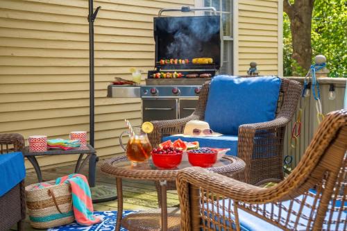 Cape Porpoise House | Porch & Porpoise Cozy Retreat