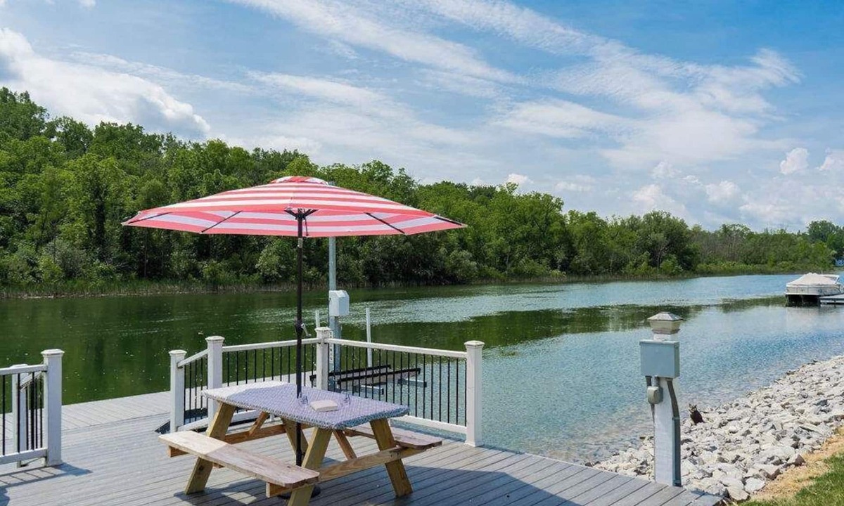 Waterloo House | Private Canal Access Cottage with Game Room