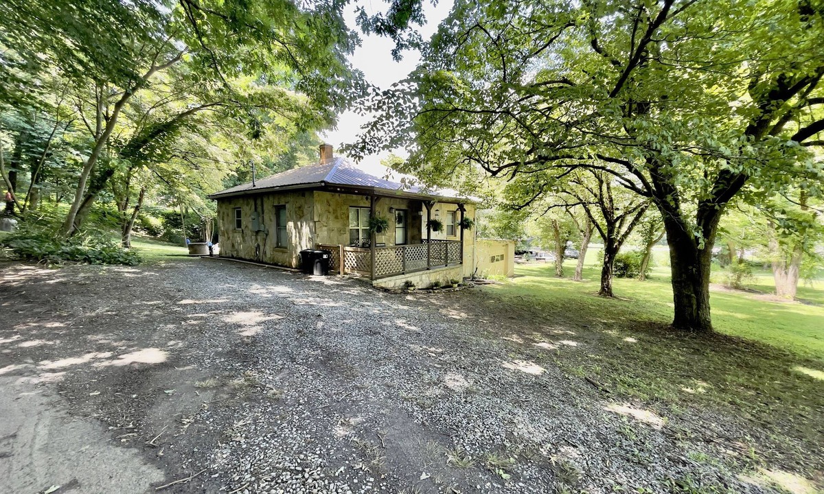 Andrews Cottage | Private Cottage | 5 Min from Downtown | Level 2 EV Charger