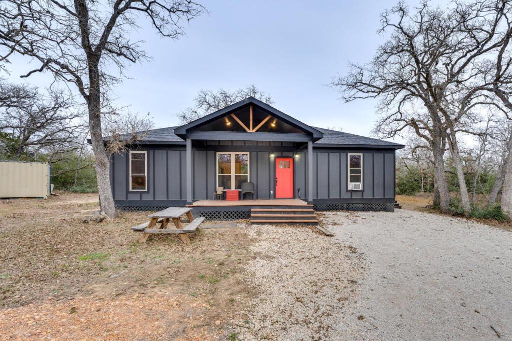 Waelder House | Private Deck & Forest Setting: Waelder Cabin!