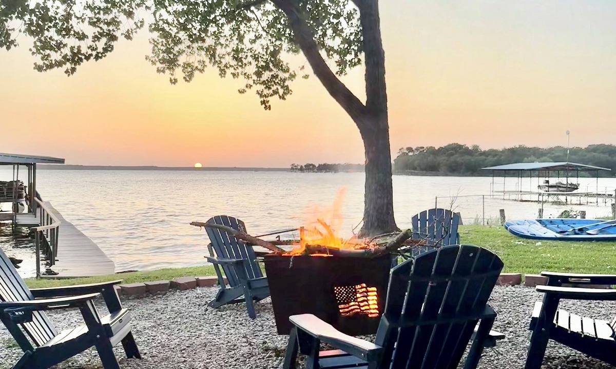 Lone Oak House | Private Dock, Boat Lift, Game Room, Fire Pit and Amazing Sunsets