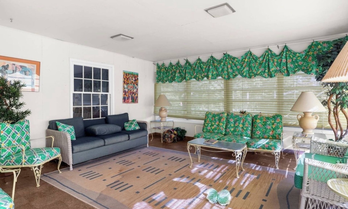 Youngstown House | Private Fenced Yard King Bed Grill Fireplace
