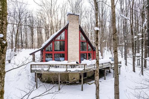 Ellicottville Ski Chalet | Private Hideaway with Hot Tub - Stylish & Serene