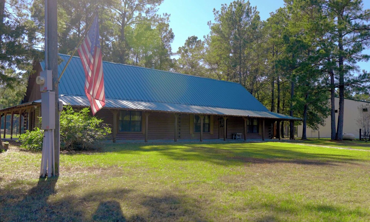 Trinity Cabin | Private Indoor Pickleball Lodge - Sleeps 14, Gym, Firepit & Playground