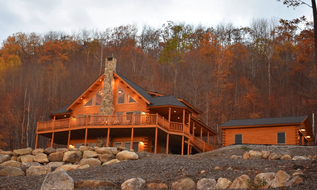 Gilead House | Private Log Cabin with an AMAZING VIREW! Hot Tub and Sleeps up to 14