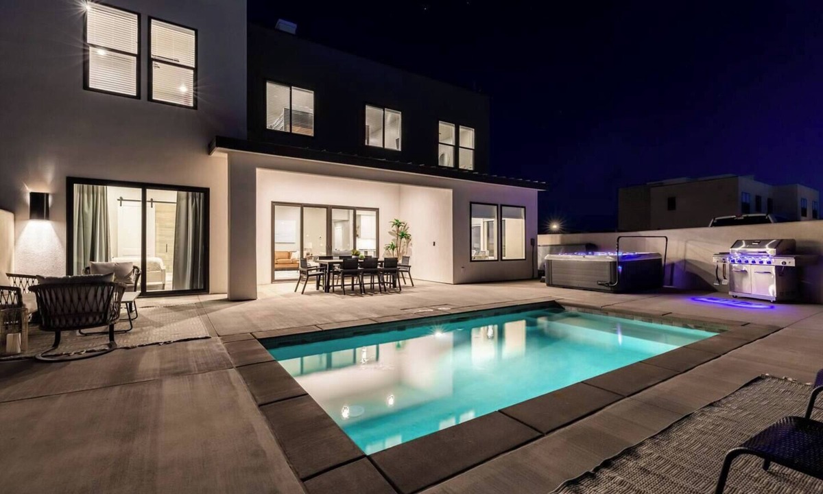 Washington House | Private Pool & Hot Tub Rooftop Fire Pit Sleeps 20 Near Zion