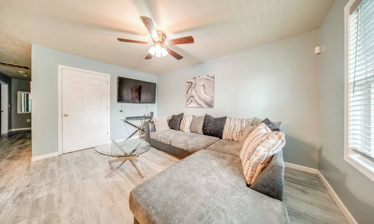 Erie House | Quaint Erie Home w/Smart TVs & Yard: 3 Mi to Lake