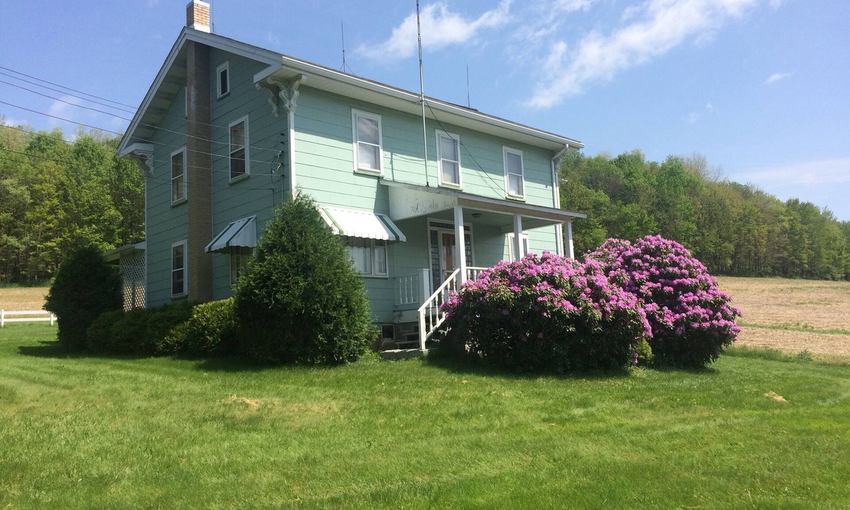 Coolspring House | Quaint & Quiet 90 Acre Farmhouse