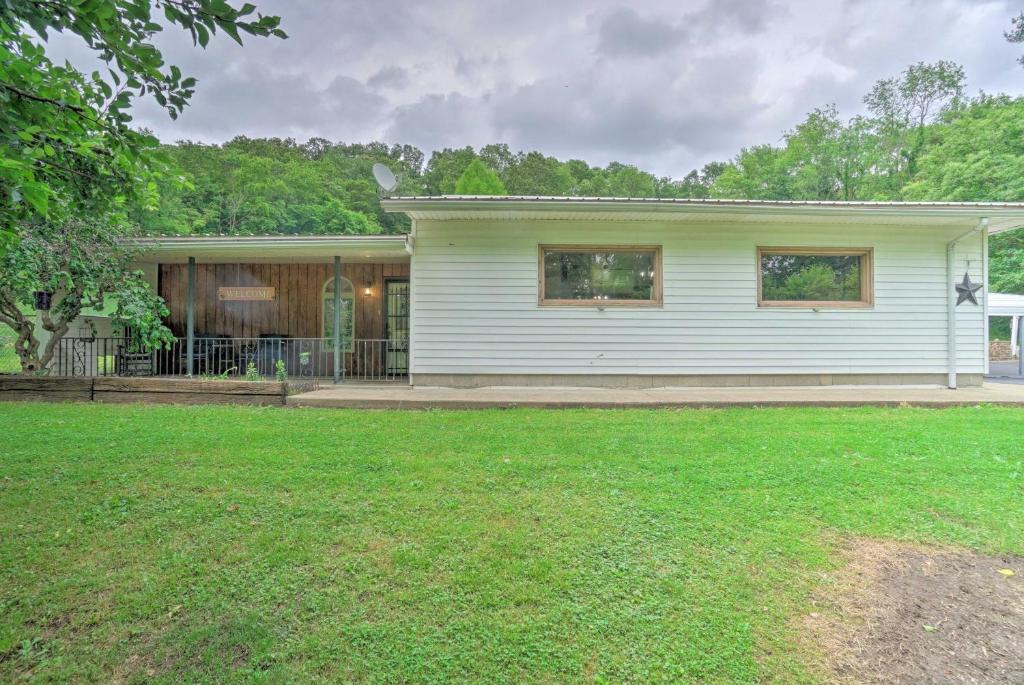 Zanesville House | Quaint Zanesville Home w/Game Room & Yard!