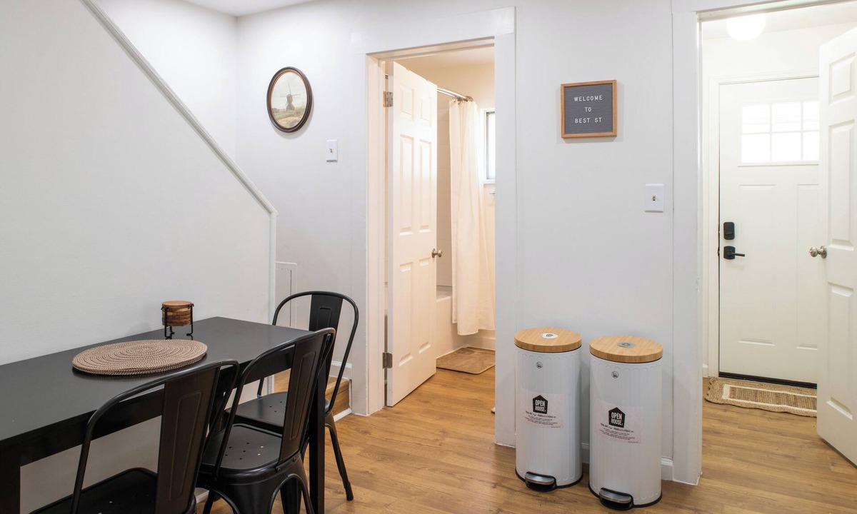 Bedford House | Quiet 2BR Home Fast Wi-fi/Parking & Laundry