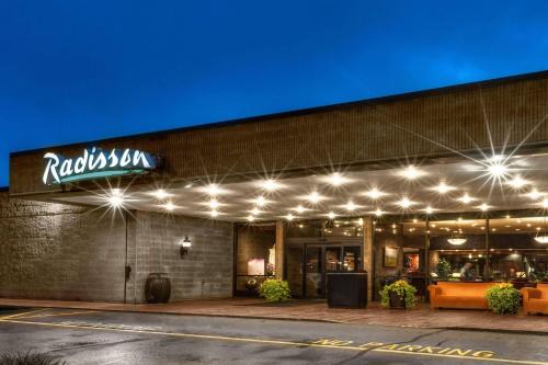 Gaffer District Hotel | Radisson Hotel Corning