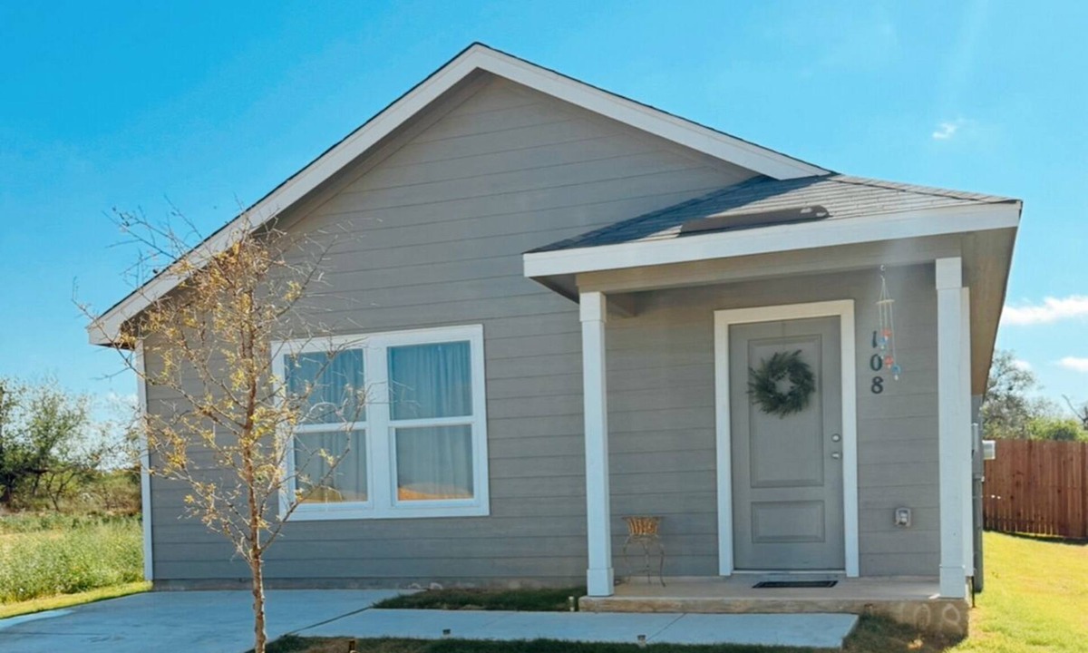 Pleasanton House | Rawhide Ridge in Pleasanton- Cozy Extended Stay w Huge Monthly Discounts