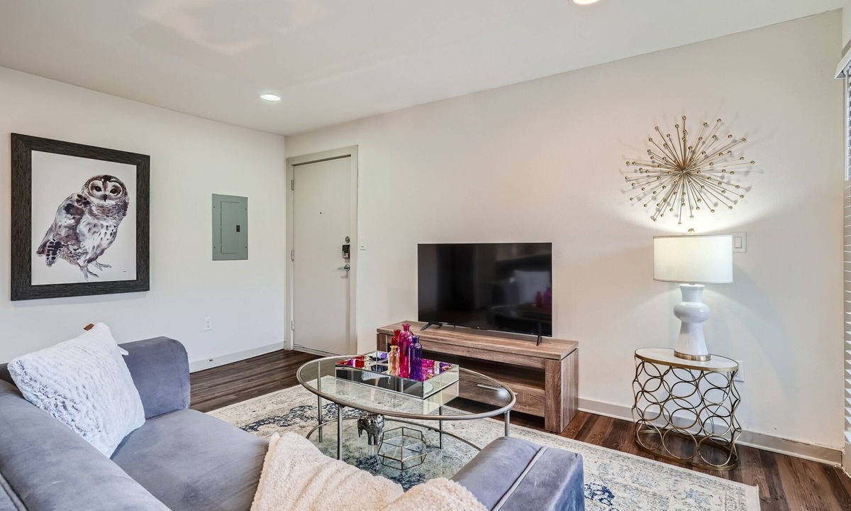 Oak Lawn Apartment | Reaagn103: Cool & Cozy Dallas Retreat