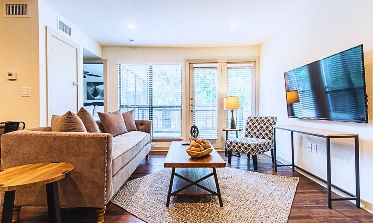 Oak Lawn Apartment | Reagan 201: Chic 1-bedroom apartment in superb Dallas with AC
