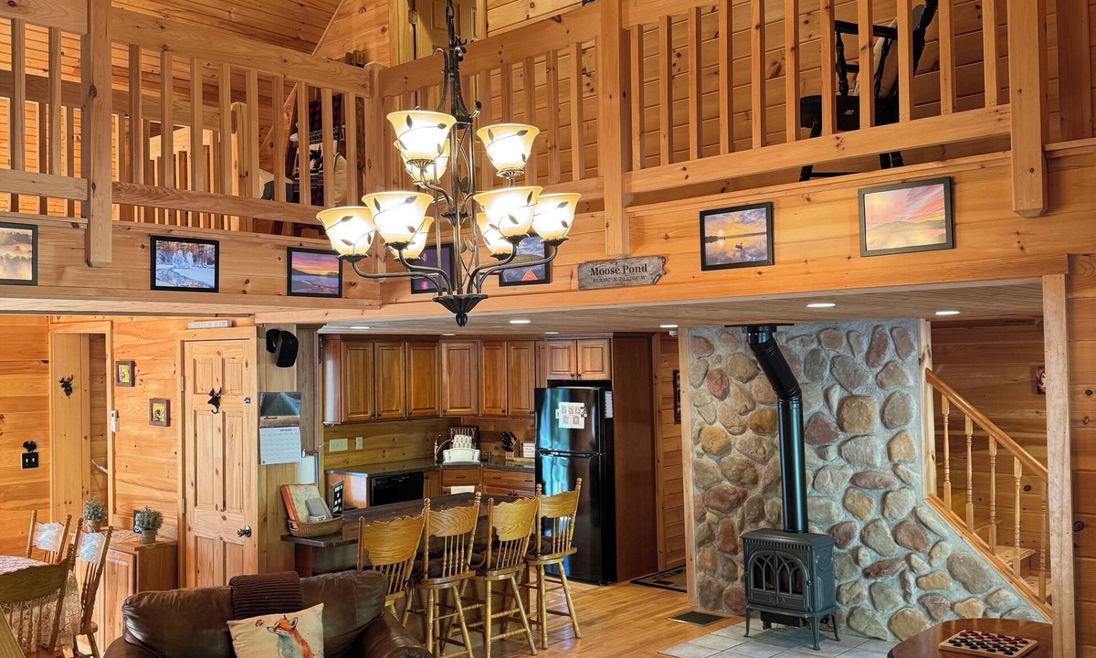 West Bridgton Cabin | Recharge and reconnect at the Red Fox Retreat! 1 mile to Pleasant Mt. ski area