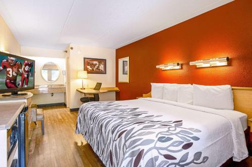 North Canton Hotel | Red Roof Inn Canton