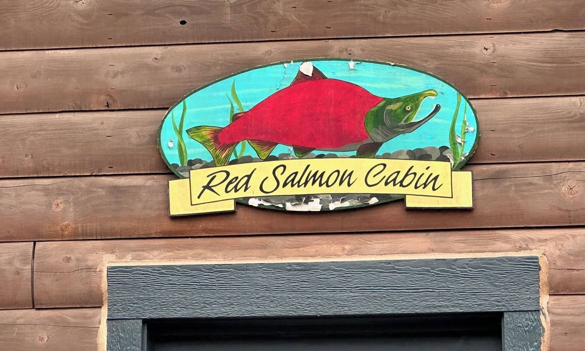 Homer Cabin | Red Salmon Cabin - Cozy retreat with bay views, a shared hot tub, and fire pit!