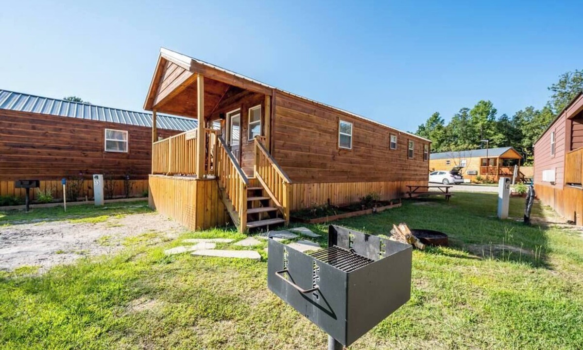 Broken Bow Cabin | Redwood: Sleep 4, Tiny Cabin, Pets, Near Lake/Park