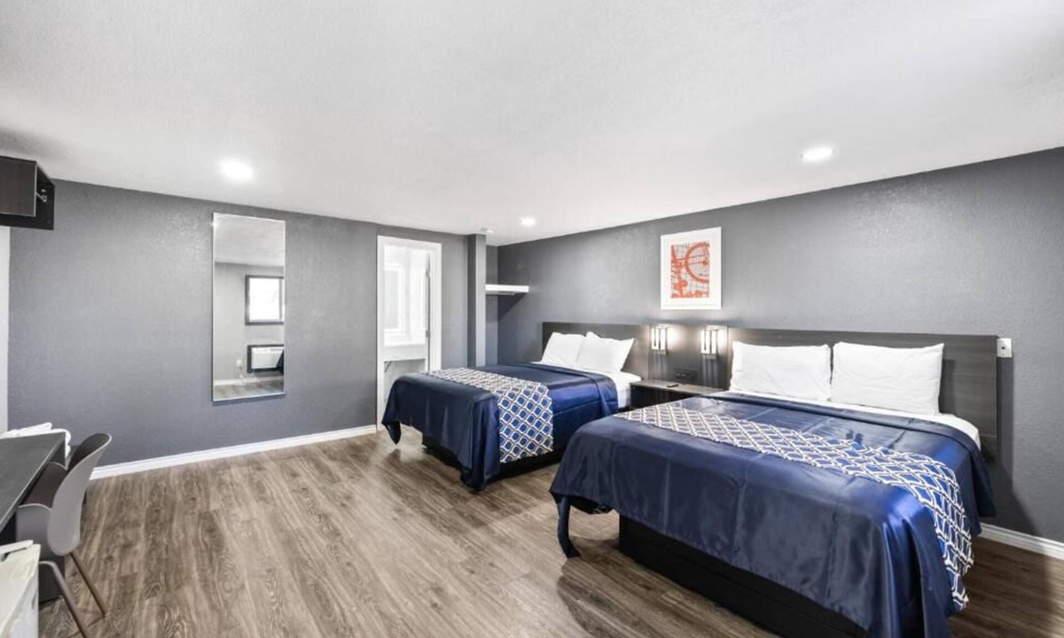 Cleburne Hotel | Relaxing Lodging Designed for Road Trip Enthusiasts Seeking Both Ease & Comfort