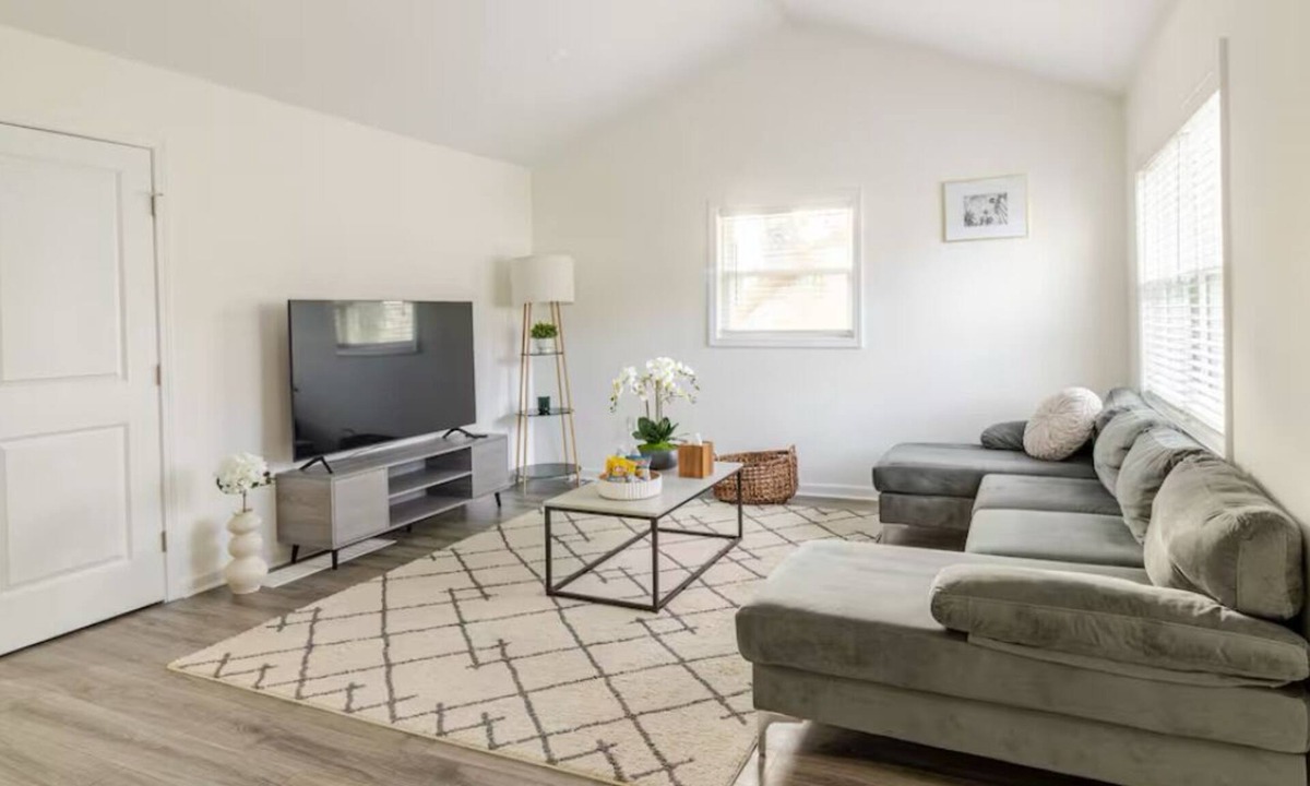 Rochester House | Remodeled single-family house, 1 mile away from Rochester Airport