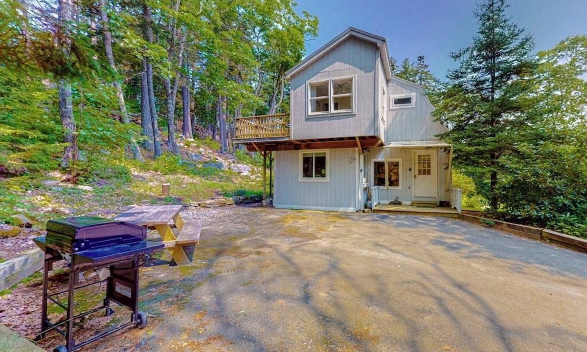 Boothbay Harbor Cabin | Renovated home with water views, - dogs okay