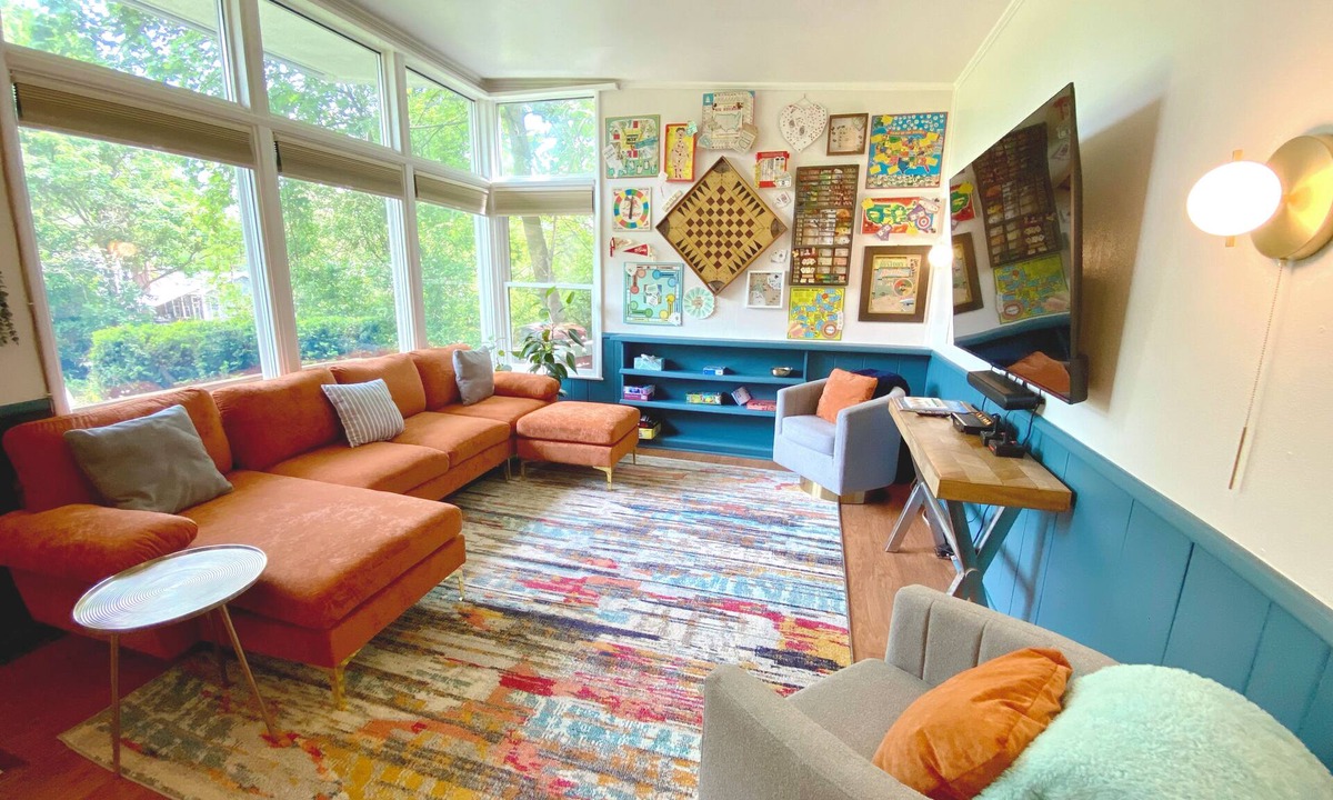 North East House | Retro & romantic 2BR bungalow, Lake Erie living, wineries, beaches