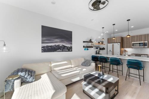 Willow Grove House | River West #635
