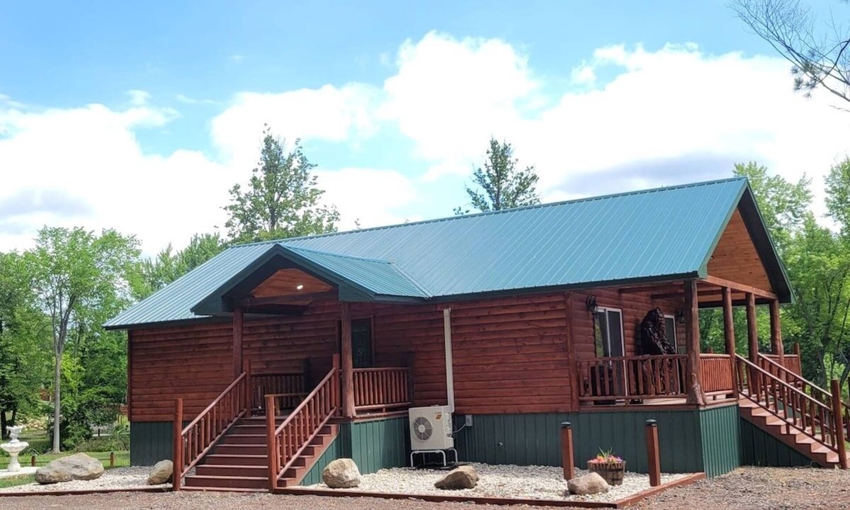 Paris Cabin | Riverfront Bear Cabin