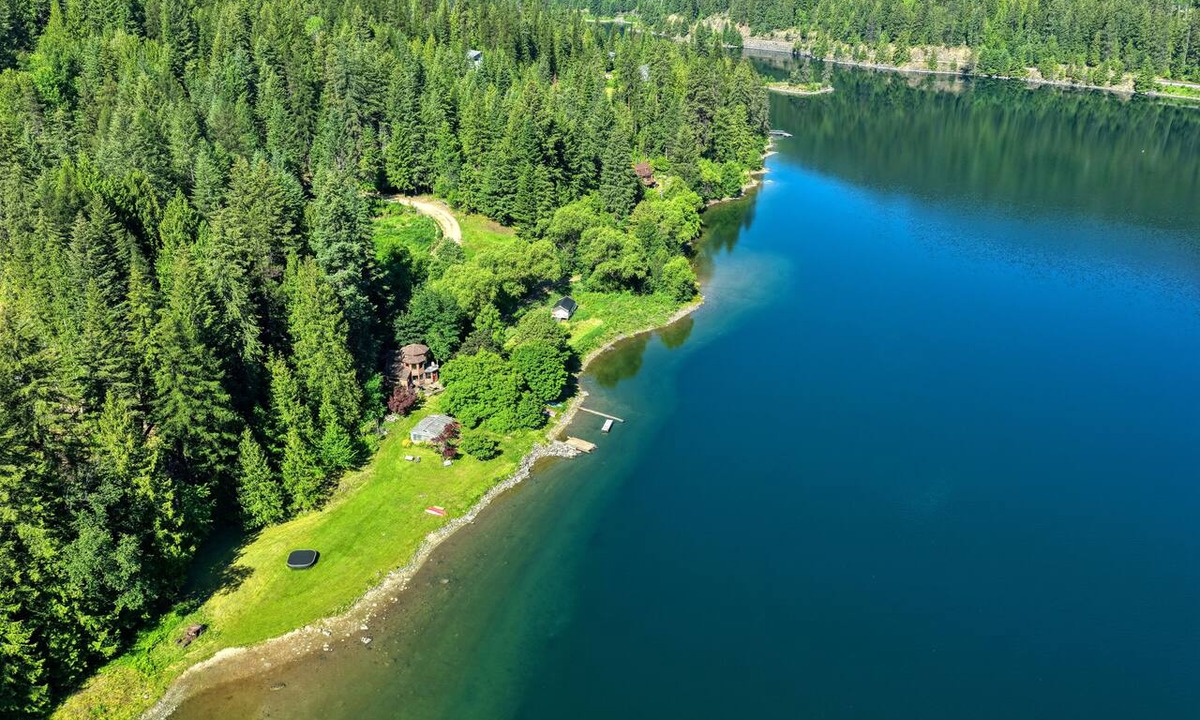 Taghum Cottage | Riverfront Eagles Perch-15 minute to Nelson-Rustic Kootenay Cabin