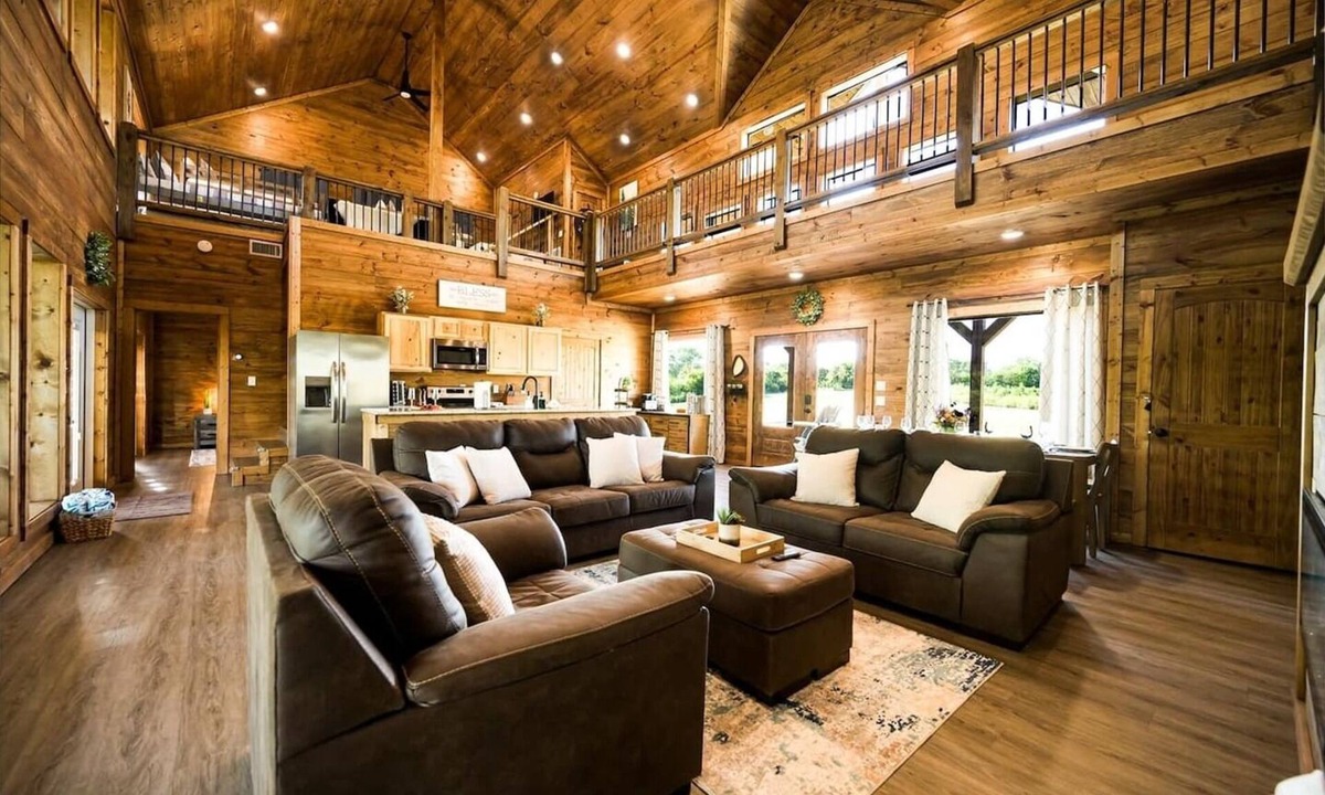 Golden Cabin | Riverside Family Cabin, Pets, Kayaks, Nintendo, Ping Pong. FREE Gym At/By Sweat Shack.