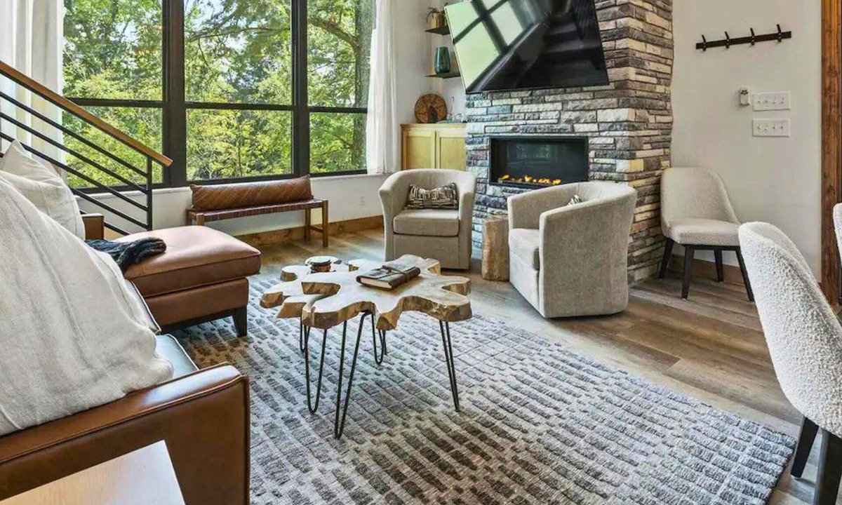 Broken Bow Cabin | Riverside Retreat for Large Families and Groups