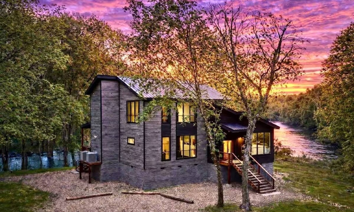 Broken Bow Cabin | Riverside Retreat, Riverfront, Broken Bow, Sleeps 14