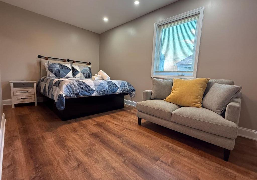 Downtown Niagara Falls House | Riverview Walk to Falls Newly Renovated 6 BDRMS