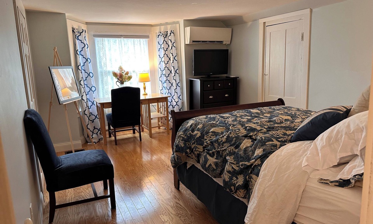 Rockland Apartment | Rockland Harbor, Restaurants & Art galleries steps away, 30 day minimum