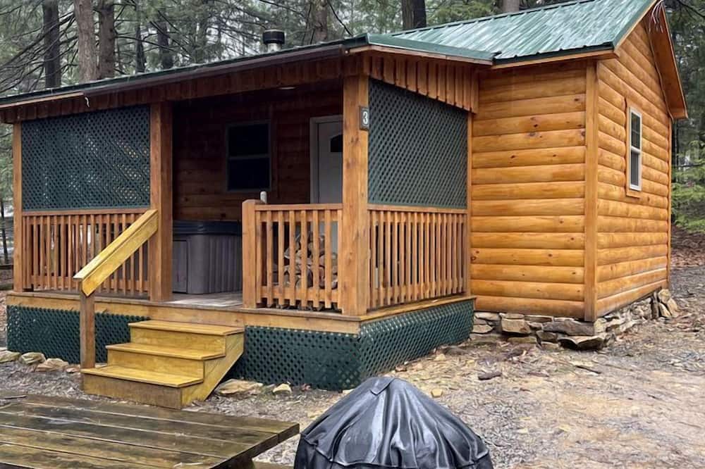 Clarington Cabin | Romantic Cabin Escapes to this Charming Cook Forest Rental with Private Hot Tub