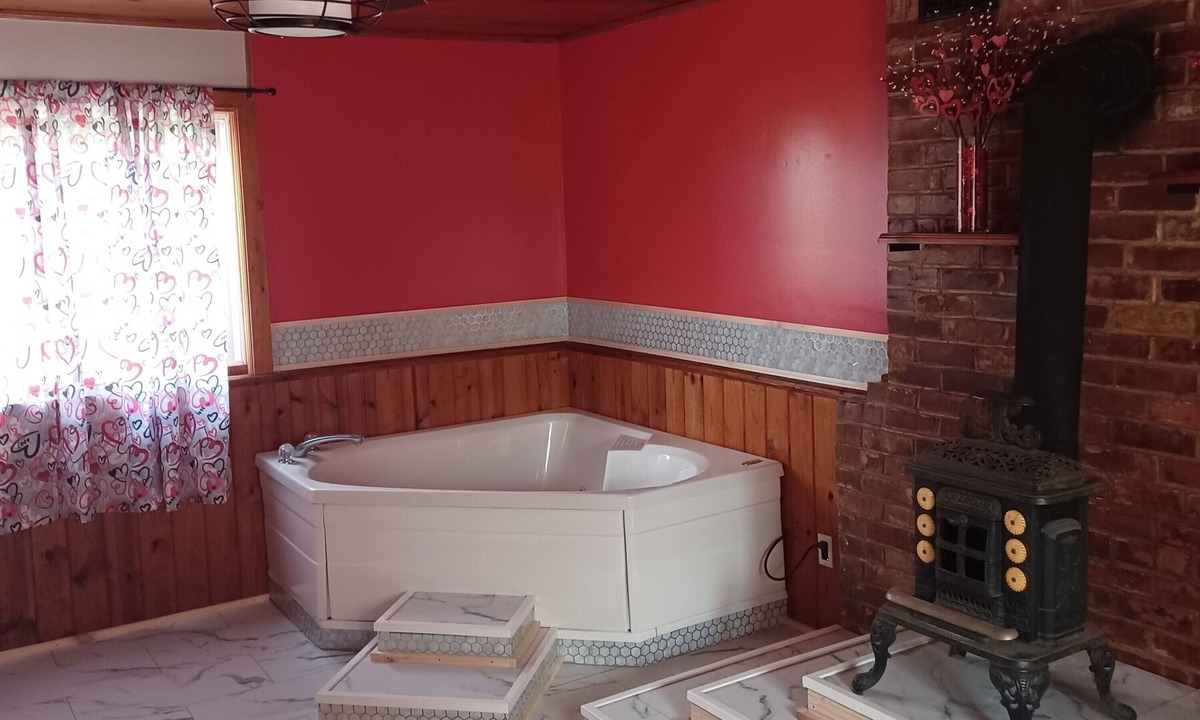 Wales Center Bed & Breakfast | Romantic couples bed & breakfast in secluded Strykersville NY