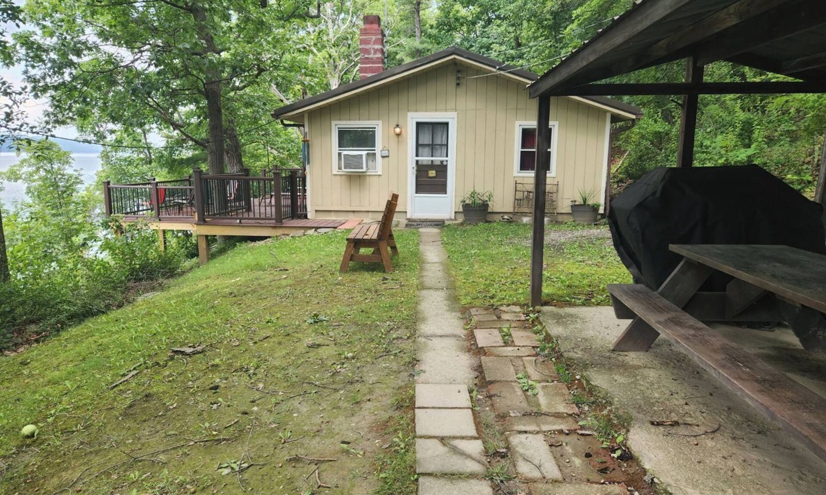 Burdett Cabin | Romantic getaway or family/friend vacation with private beach!