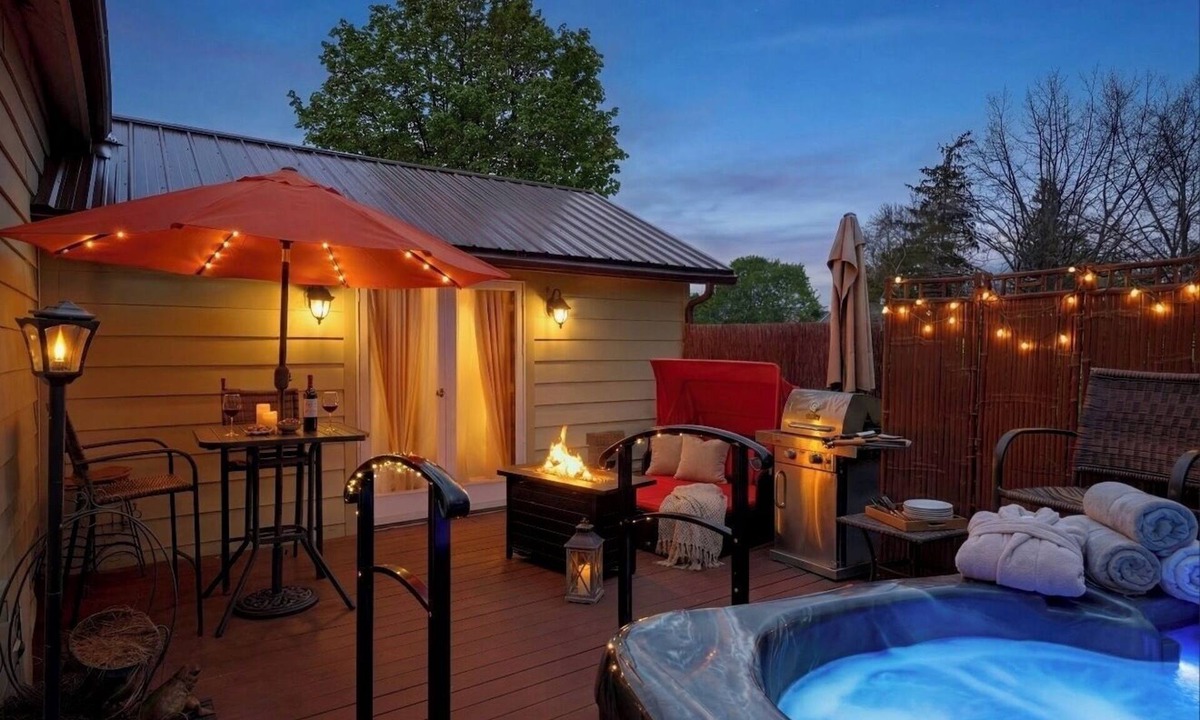 Burdett House | Romantic Wine Country Retreat Spa-Hot Tub & Sauna