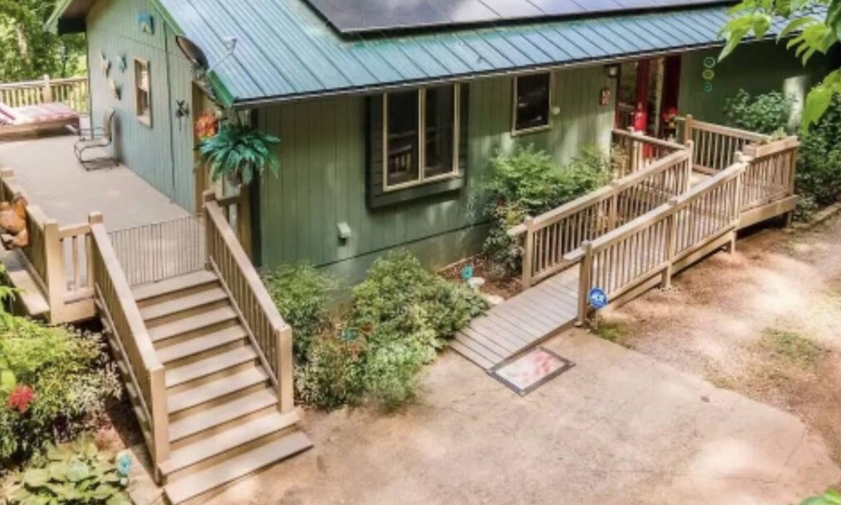 Franklin Cabin | Romeo's Retreat fun family friendly mountain home w/hot tub & game room for 10