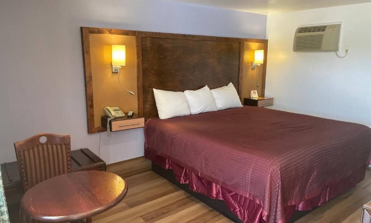 North Tonawanda Hotel | Room w/King Bed, Scottish Inns, Free Parking, few Minutes from Niagara Falls