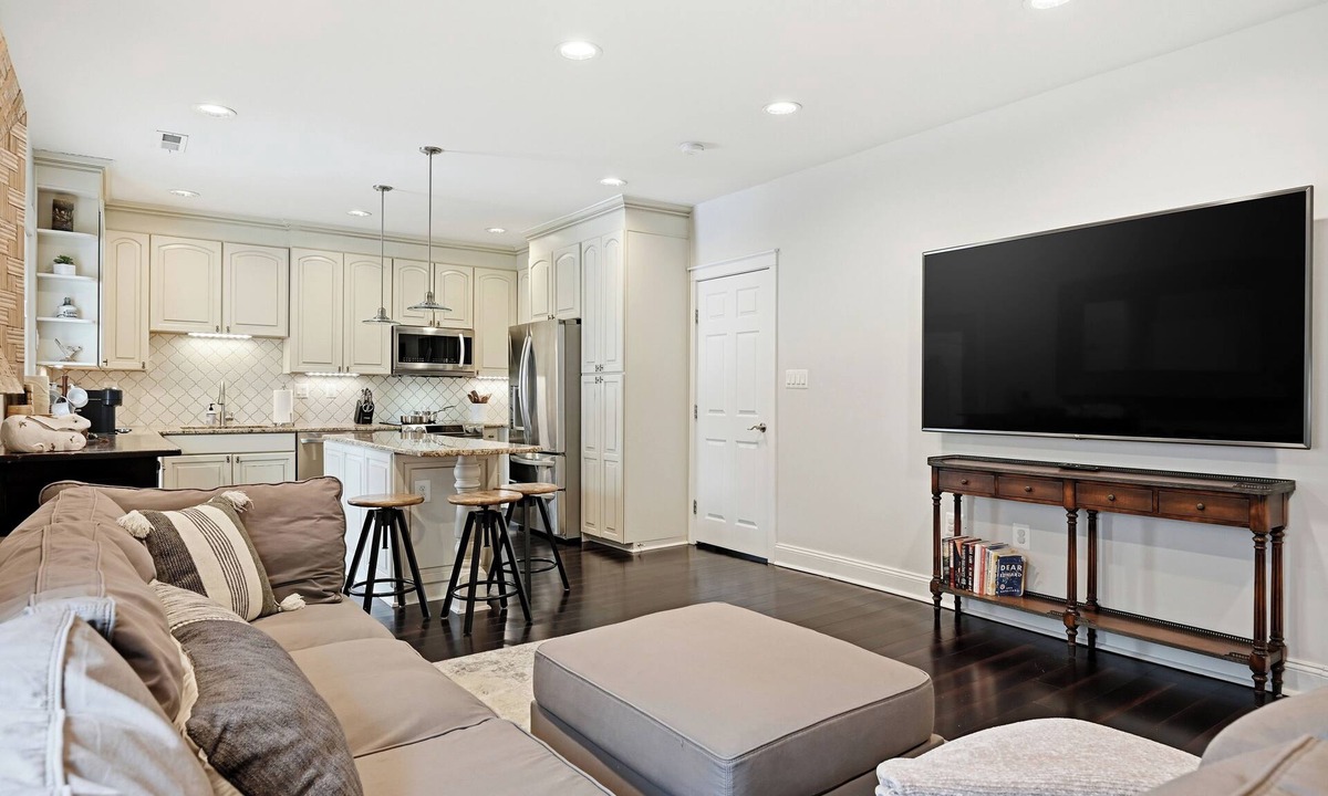 Leesburg's Old and Historic District Cottage | Royal Heritage Home @ Historic Leesburg