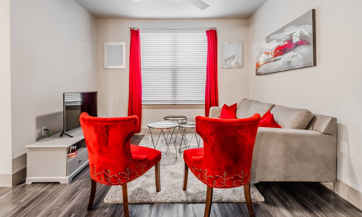 Farmers Branch Apartment | Ruby Rose Retreat🌹 w/Poolside view+ Fast WiFi
