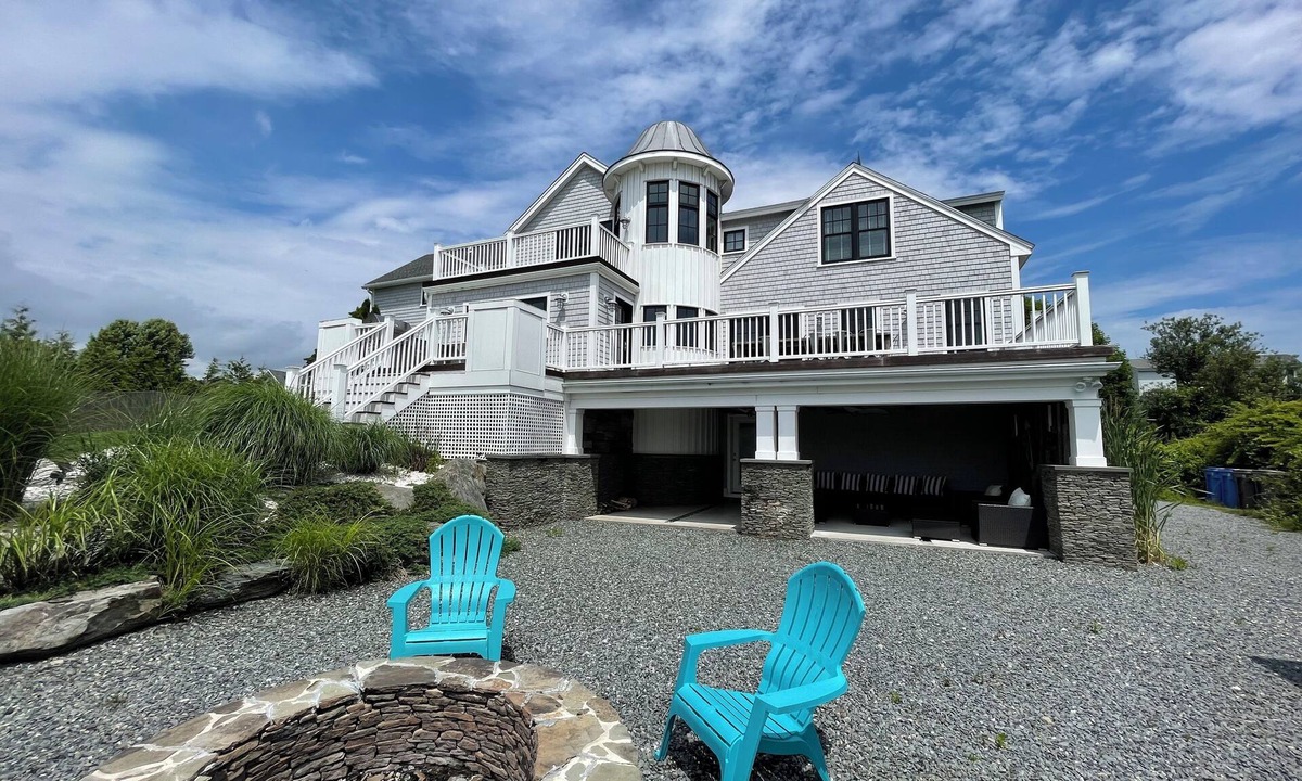 Newport East House | Rustic Farmhouse Just Minutes From First Beach